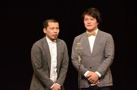 漫才を披露する天竺鼠。