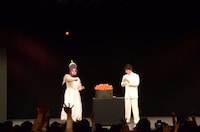 いくらさんの粒にサインして客席に投げたエンディングの様子。