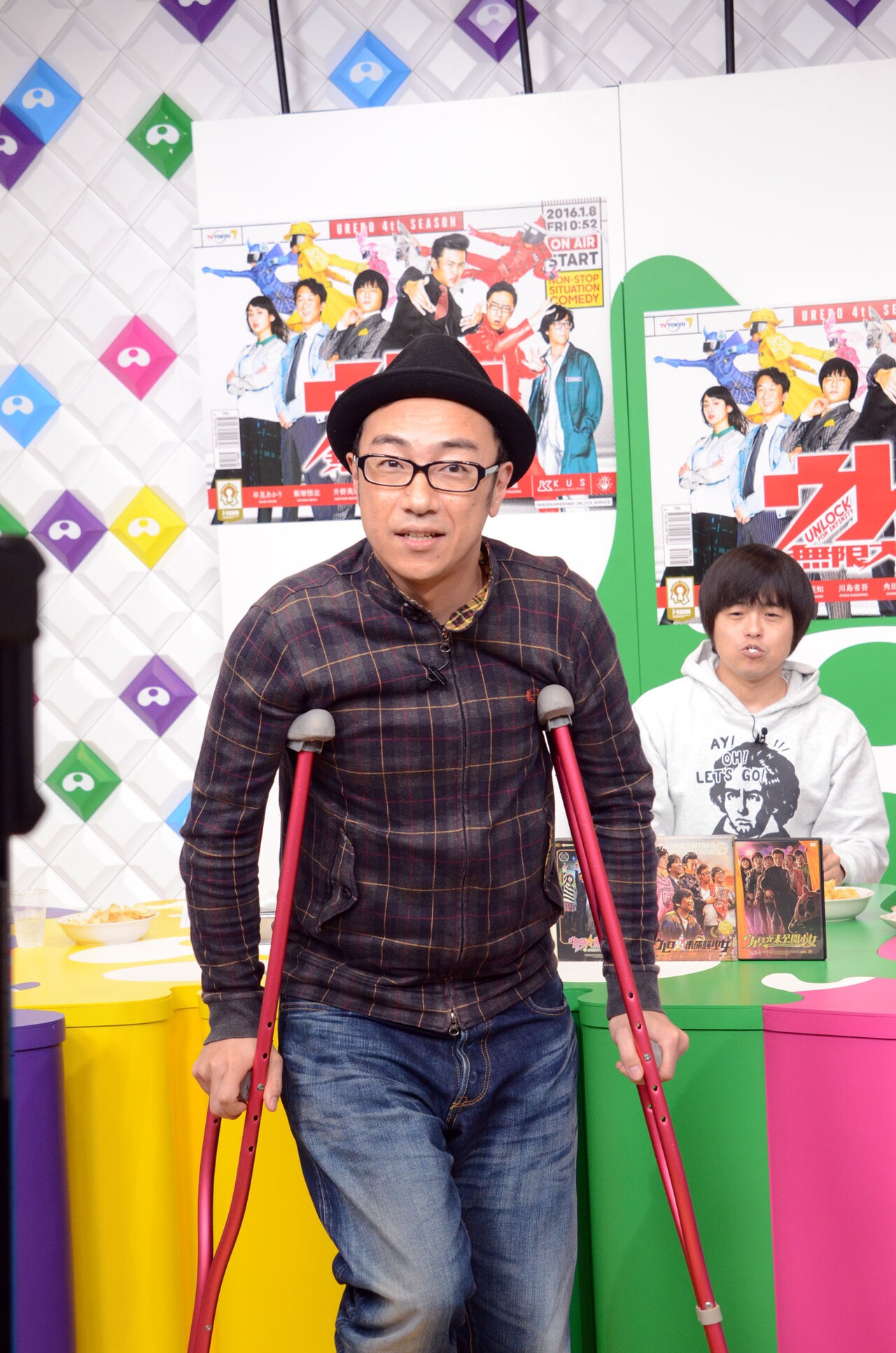 骨折している東京03角田。 - ウレロ生配信「浅草キッド」合唱で大団円