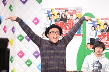 骨折した足をかばいながら「ヤバうぃー」をやってみせる東京03角田。