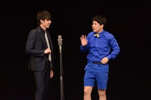 着替えを待ってもらうラフレクランきょん（右）。