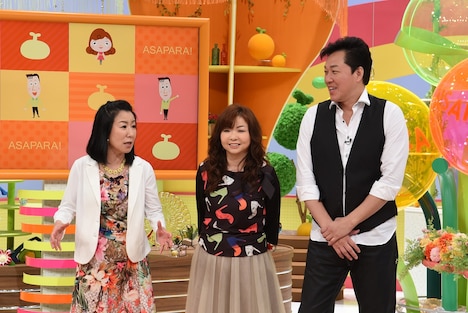 「あさパラ！」司会の（左から）ハイヒール・リンゴ、ハイヒール・モモコ、川合俊一。(c)読売テレビ