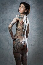 全身にタトゥーのボディペイントを施された鳥居みゆき。