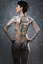 全身にタトゥーのボディペイントを施された鳥居みゆき。