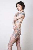 全身にタトゥーのボディペイントを施された鳥居みゆき。