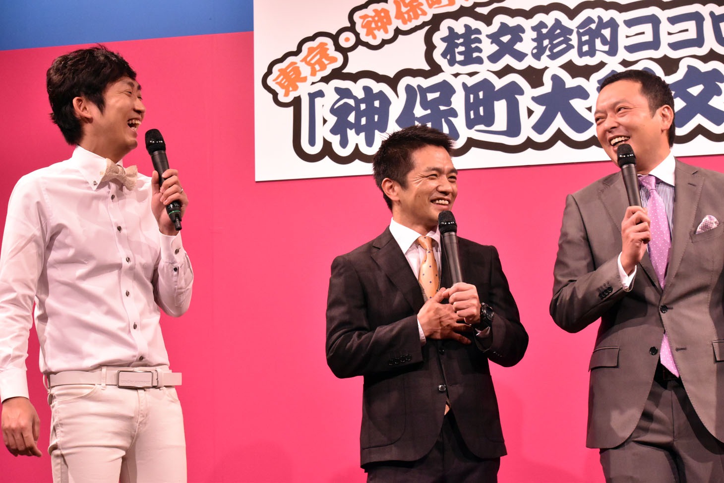 会見の様子。