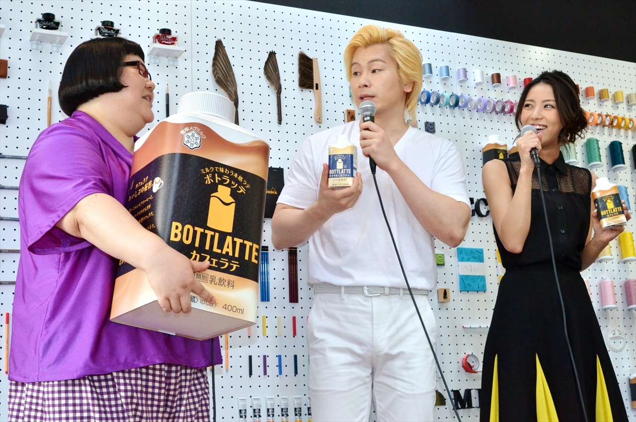 特大の「BOTTLATTE」を抱える安藤なつ（左端）。