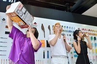 「BOTTLATTE」を試飲する3人。