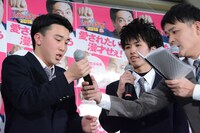 壊れたマイクと格闘するパンケーキと千鳥ノブ。