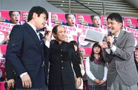 「ねえ？ 髪の毛食べさて？」と何度も呟くNON STYLE井上（左）。