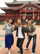 「小峠漫遊記 激ウマふれあいビンゴ旅！沖縄編」に出演する（左から）橋本マナミ、バイきんぐ小峠、おのののか。(c)テレビ東京