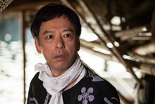 「手をつないでかえろうよ～シャングリラの向こうで～」に出演する板尾創路。