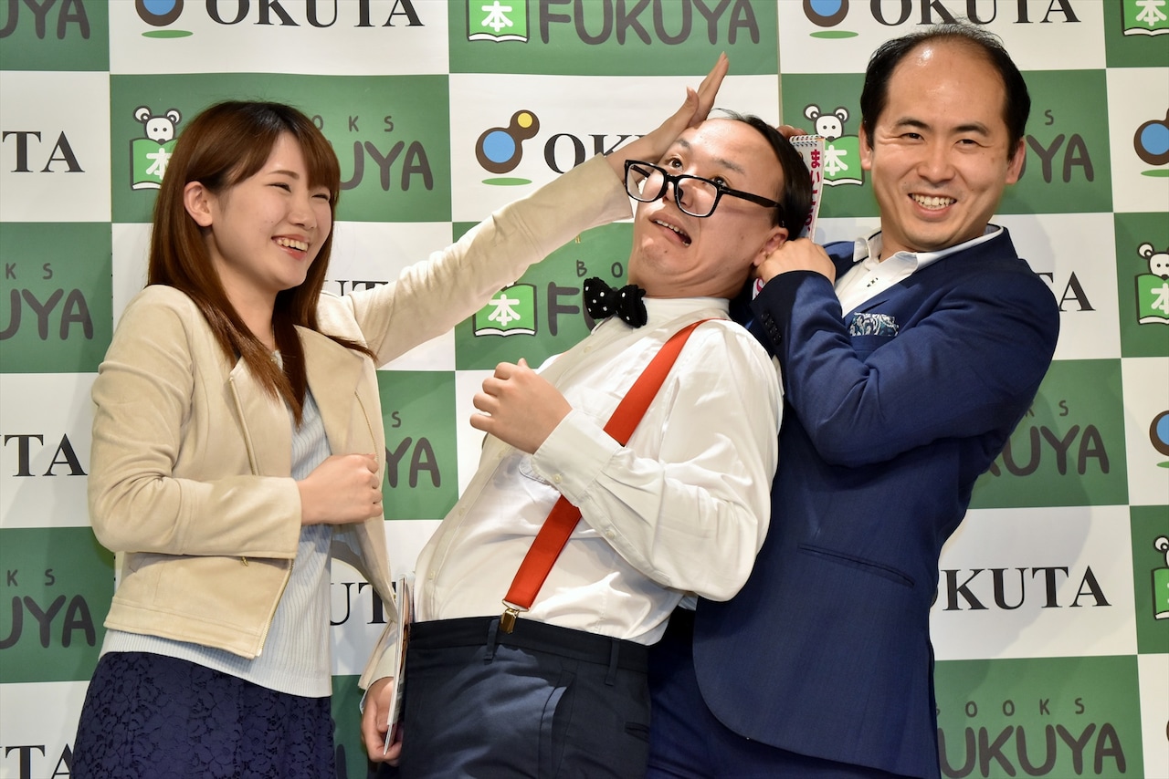 ファンの「ハゲドンッ！」を食らうトレンディエンジェルたかし（中央）と、トレンディエンジェル斎藤（右）。