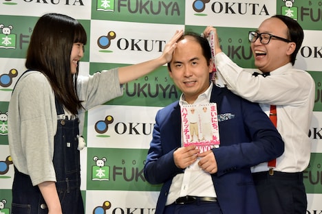 ファンの「ハゲドンッ！」を食らうトレンディエンジェル斎藤（中央）と、トレンディエンジェルたかし（右）。