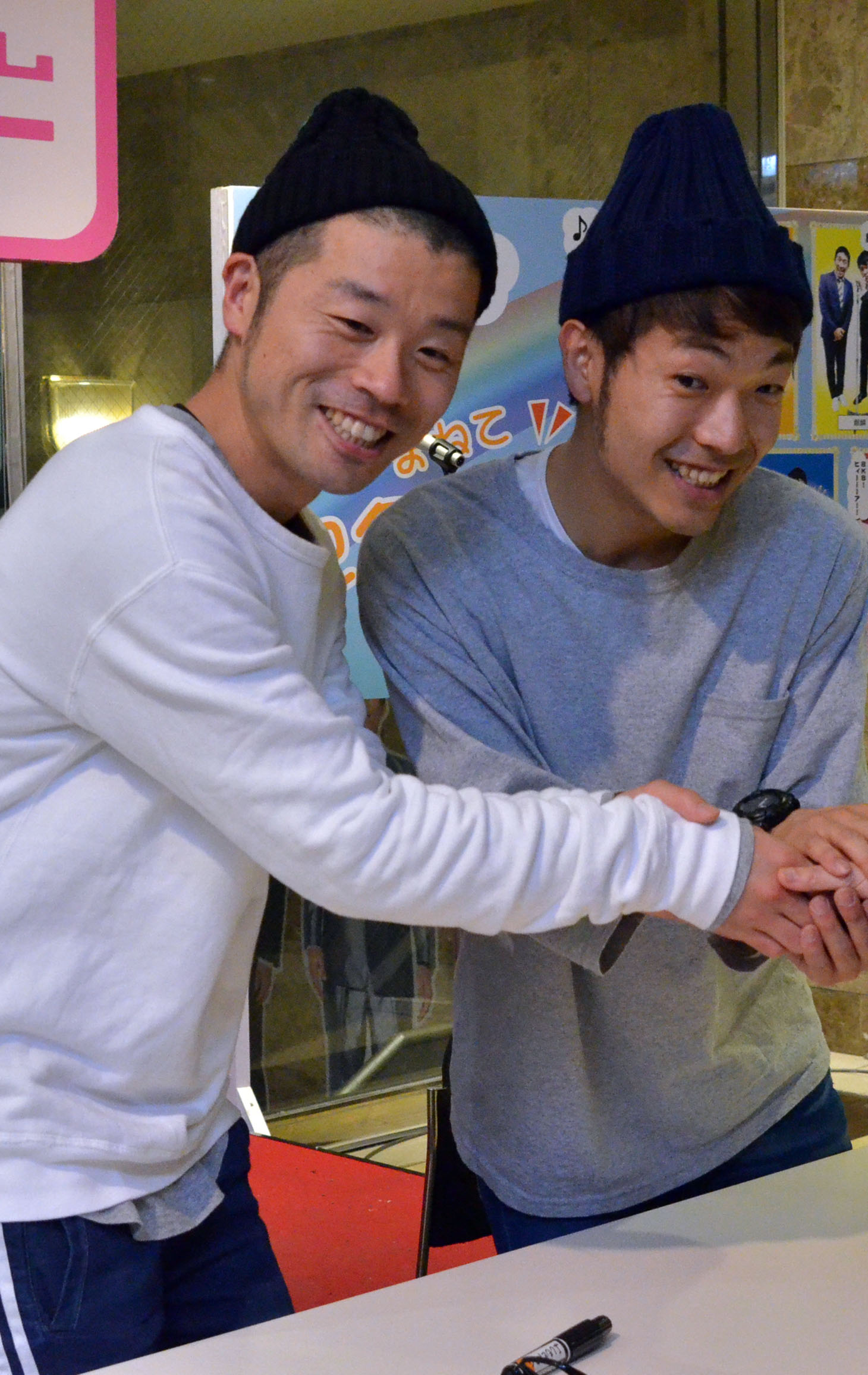 DVD購入者との握手会の様子。