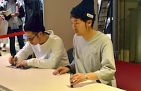 サイン会の様子。