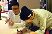 サイン会の様子。