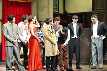 梶原善に挨拶を邪魔されるシソンヌ長谷川（右）。