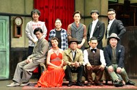 「真面目バージョンで」というカメラマンの要望に応える登壇者たち。