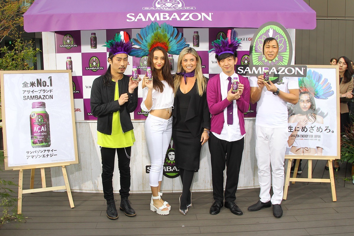 左からパンサー菅、石田ニコル、Maira Wong（SAMBAZON米国本社広報）、パンサー向井、パンサー尾形。