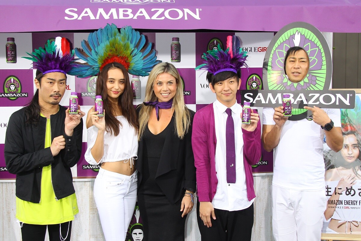 左からパンサー菅、石田ニコル、Maira Wong（SAMBAZON米国本社広報）、パンサー向井、パンサー尾形。