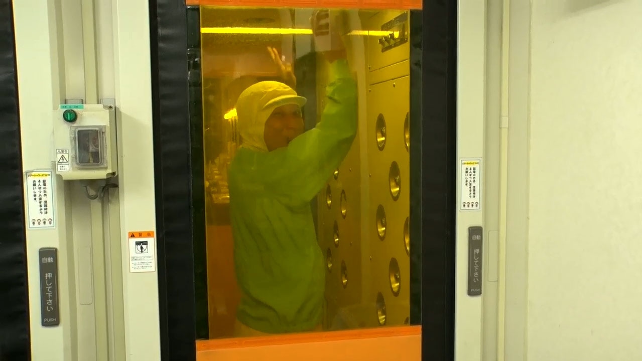 「ポテトチップス コンソメW（ワロス）パンチ」PR動画のワンシーン。