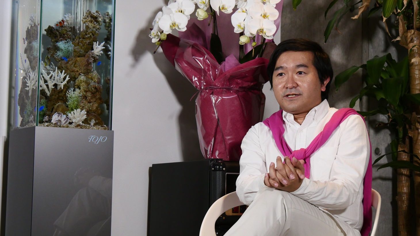 告知動画に登場する小石田純一。