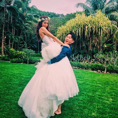 ハワイで結婚式を挙げたジャングルポケット太田と近藤千尋。