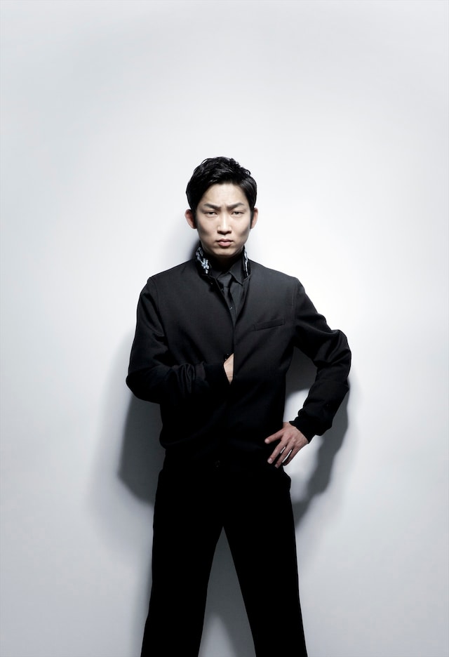 「つかこうへい七回忌特別公演『新・幕末純情伝』」で坂本龍馬を演じるNON STYLE石田。