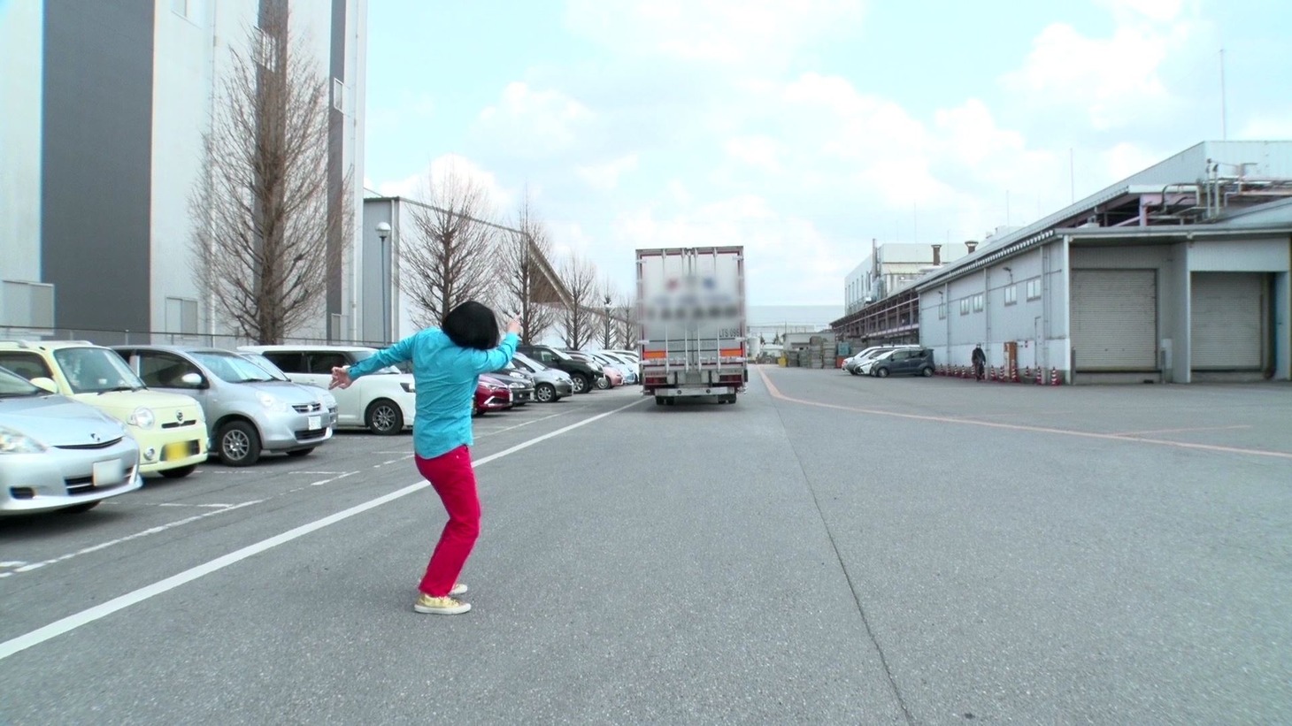 「ポテトチップス コンソメW（ワロス）パンチ」PR動画のワンシーン。