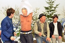 新たな手法で体モノマネを披露するロバート秋山（左から2人目）。