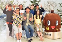 「コント侍」第13期メンバー。（前列左から）たんぽぽ白鳥、TKO木下、足立梨花。（後列左から）オリエンタルラジオ藤森のパネル、ロバート秋山、ウエンツ瑛士、ロッチ・コカド。