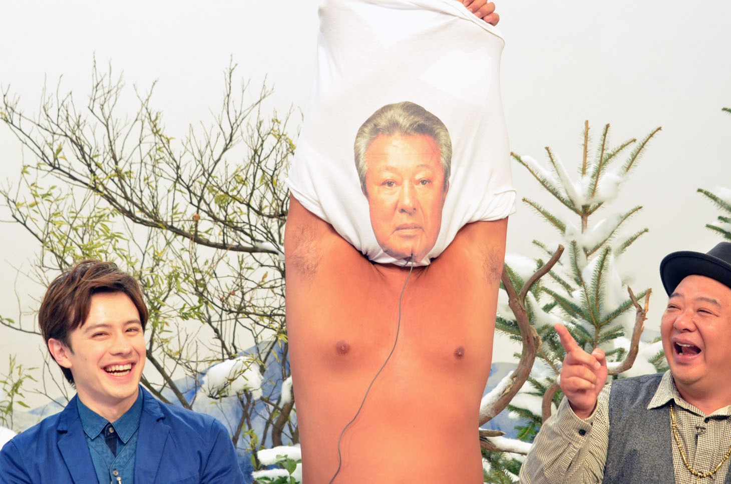 新たな手法で体モノマネを披露するロバート秋山（中央）。
