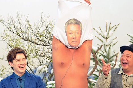 新たな手法で体モノマネを披露するロバート秋山（中央）。