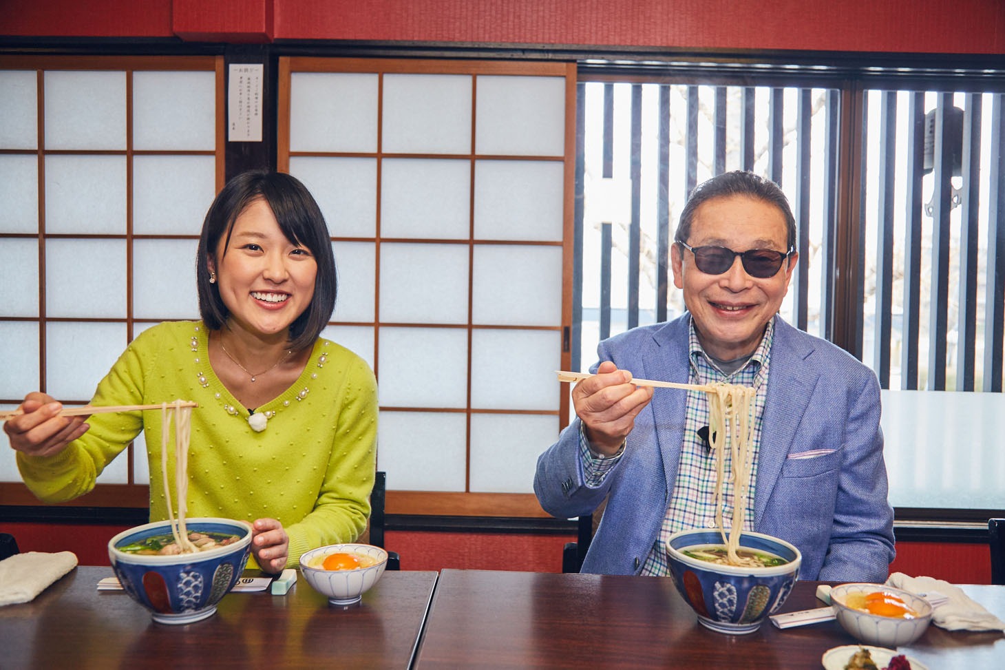 4月16日放送の「サラメシ」に登場する（左から）近江友里恵アナウンサー、タモリ。(c)NHK