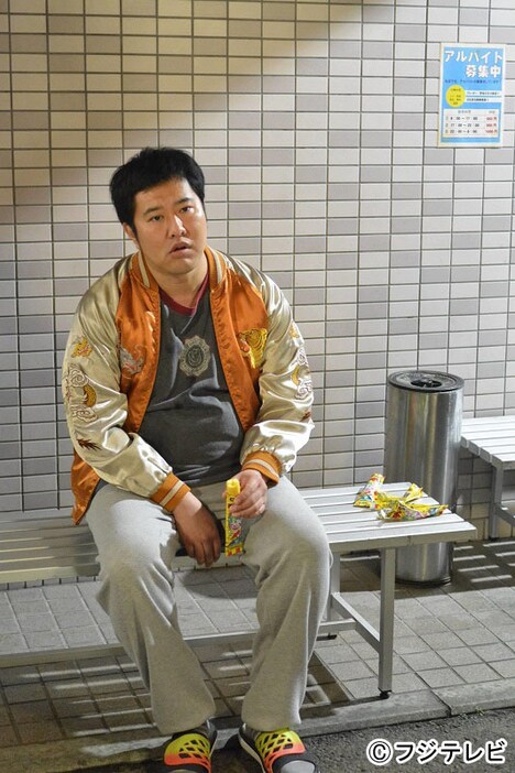 ヒモ男を演じるとにかく明るい安村。