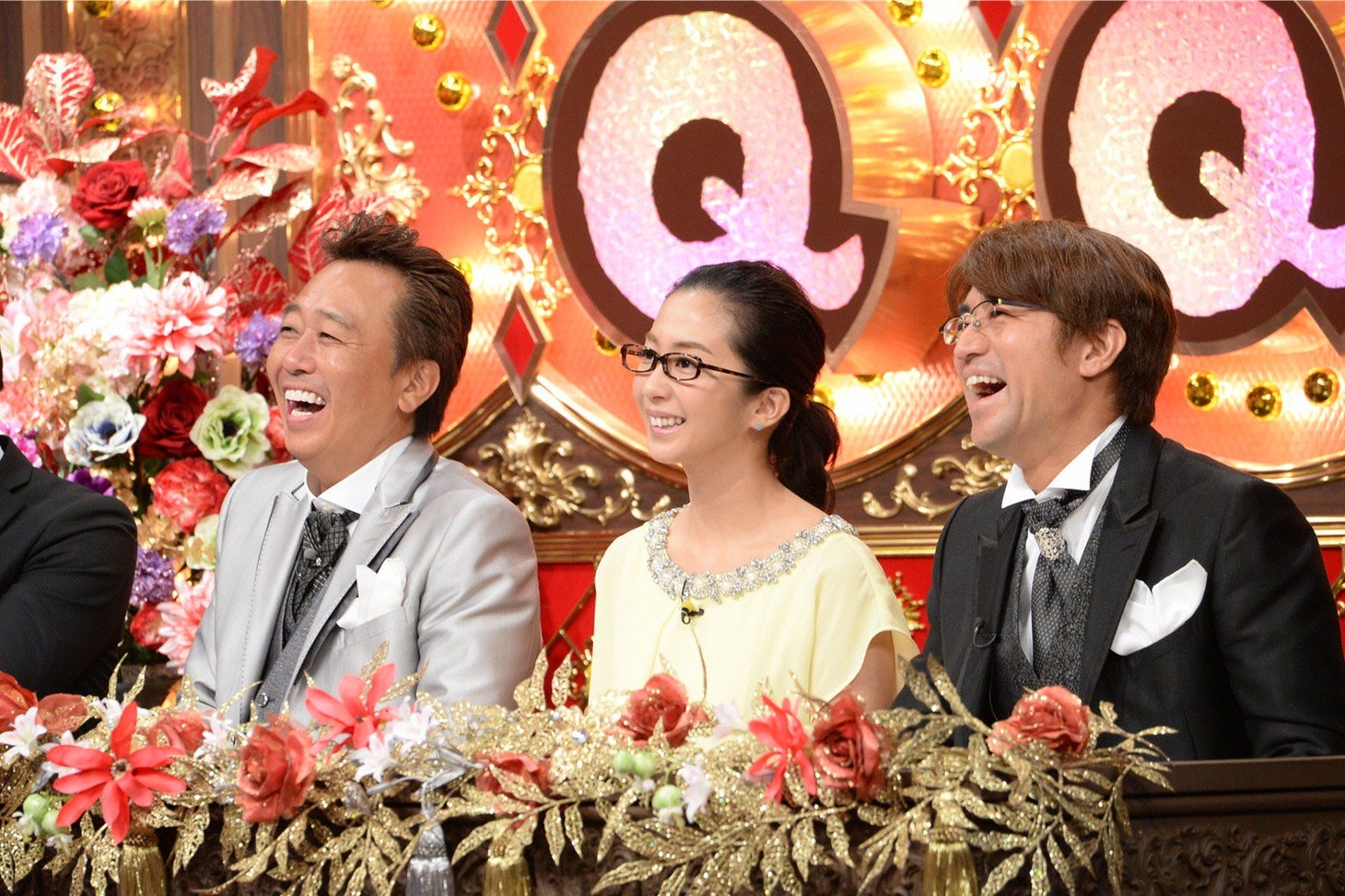 「Qさま!!」MCのさまぁ～ずと優香（中央）。（c)テレビ朝日