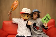 「とんかつDJアゲ太郎」第2話でゲスト声優を務めるエレキコミックやつい（写真右）。