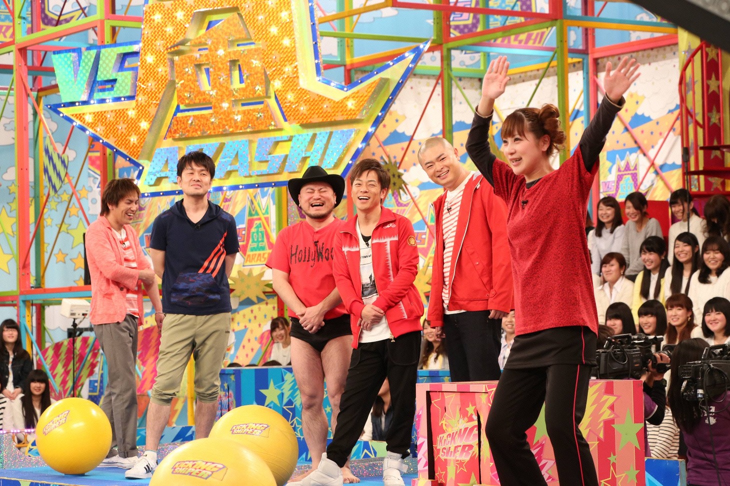「VS嵐」に登場するピン芸人チームの（左から）狩野英孝、土田晃之、ハリウッドザコシショウ、陣内智則、あばれる君、小杉まりも。(c)フジテレビ