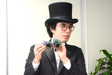 自身の作品「サンゴラス」を解説する片桐仁。