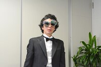 自身の作品「サンゴラス」を装着する片桐仁。