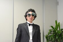 自身の作品「サンゴラス」を装着する片桐仁。