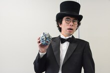 埼玉にちなんだ新作を紹介する片桐仁。