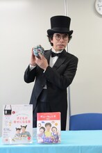 埼玉にちなんだ新作を紹介する片桐仁。