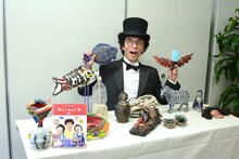 自身の作品に囲まれた片桐仁。