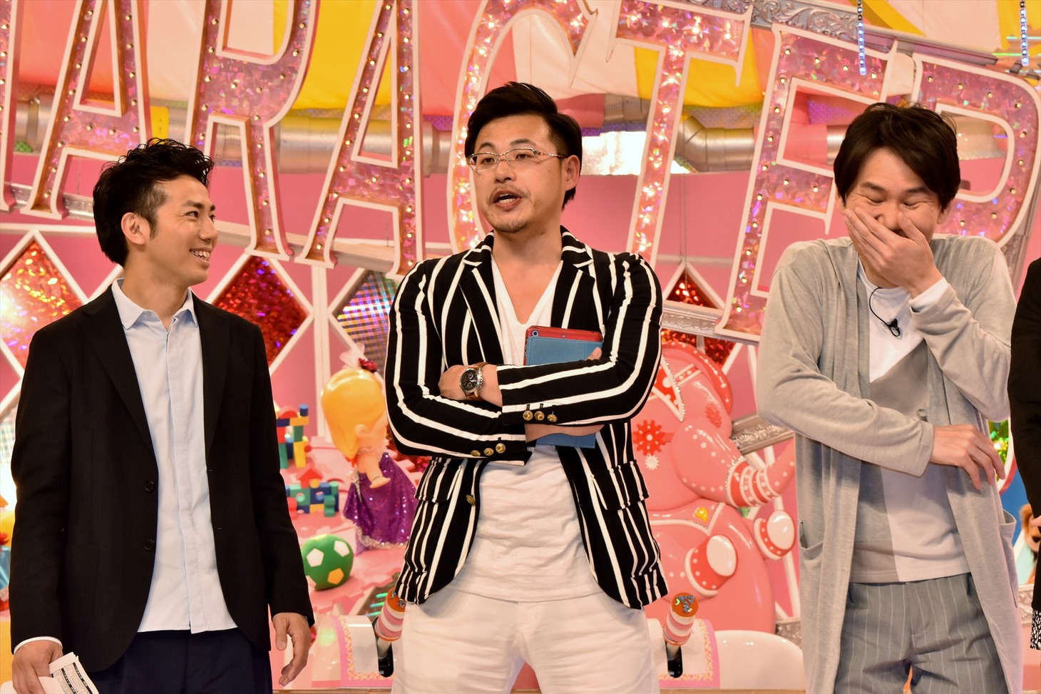 取材会に瀬良社長のキャラクターで登場したアルコ＆ピース平子（中央）。
