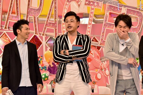 取材会に瀬良社長のキャラクターで登場したアルコ&ピース平子(中央)。