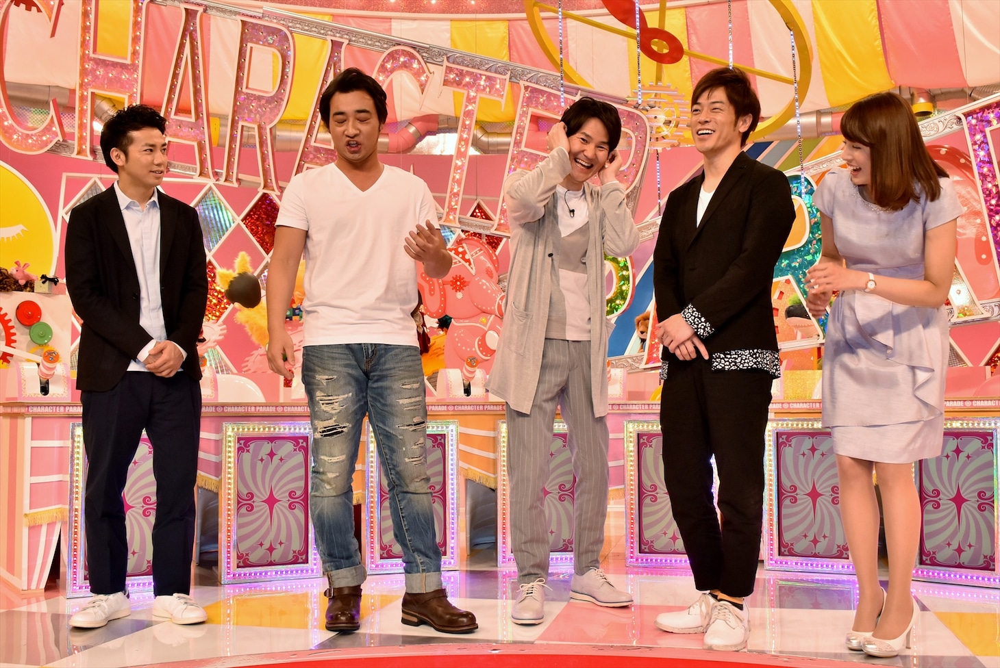取材会に「劇団員 倉持」のキャラクターで登場したジャングルポケット斉藤（左から2人目）。