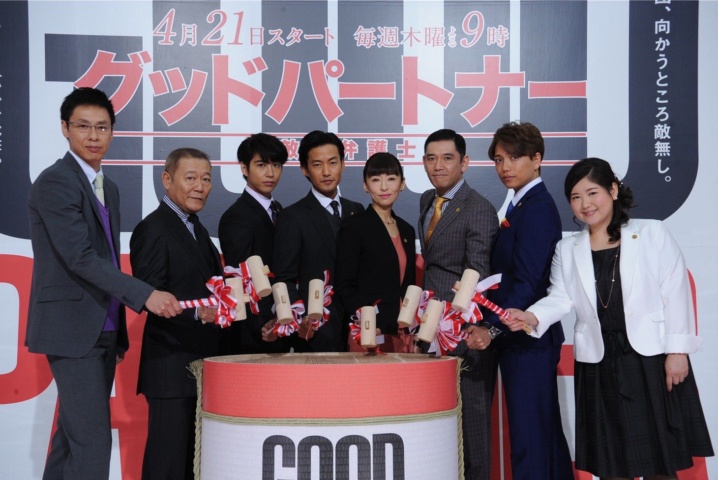 連続ドラマ「グッドパートナー 無敵の弁護士」の制作発表記者会見に出席したアジアン馬場園（右端）ら出演者たち。