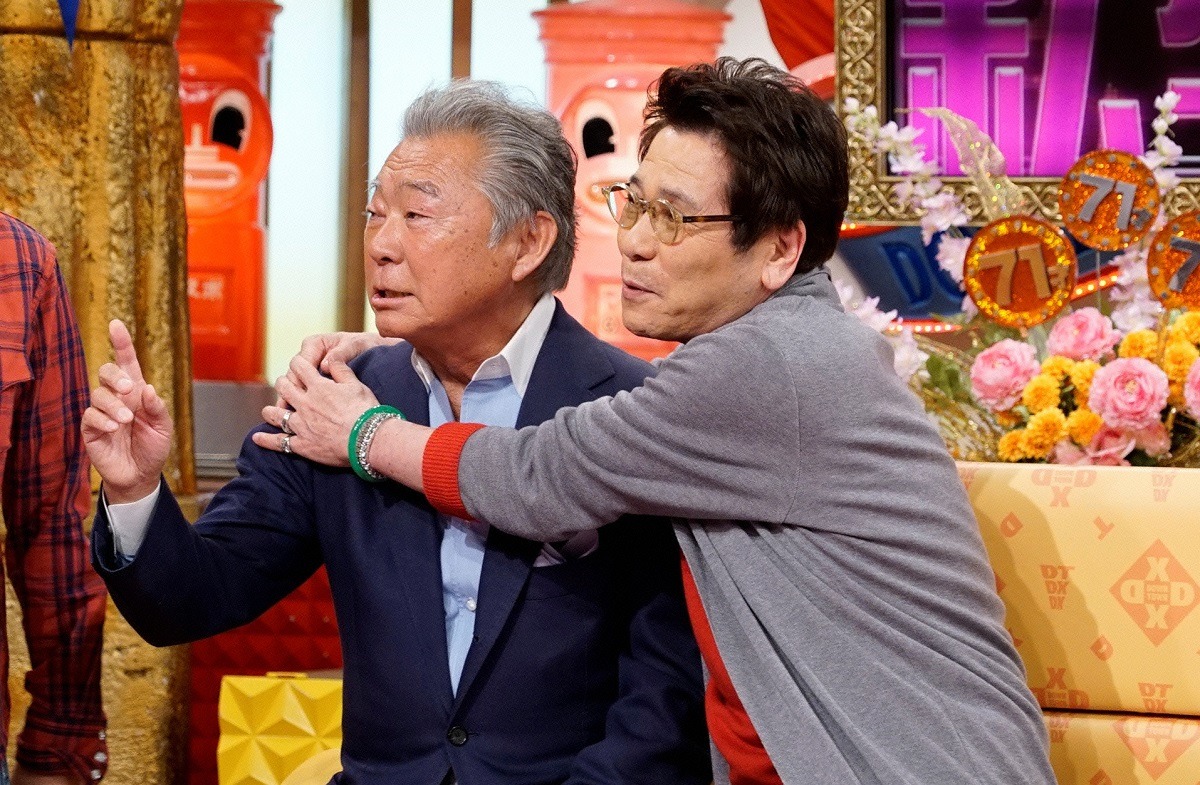 左からみのもんた、ピーコ。(c)読売テレビ